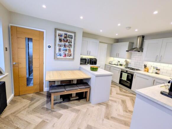 4 bed Detached for sale Image 9