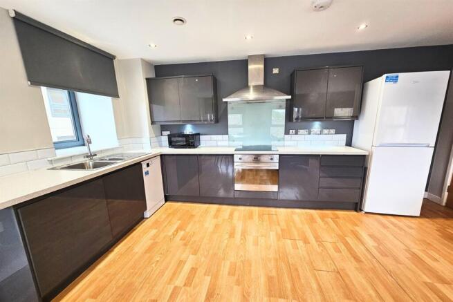 4 bed Apartment to rent Image 8