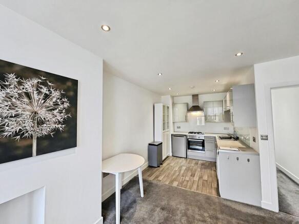 2 bed Apartment to rent Image 5