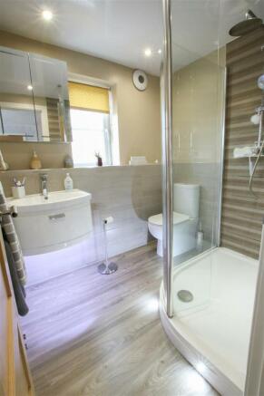 EN SUITE SHOWER ROOM
