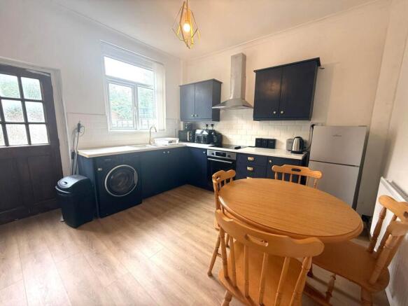 2 bed Terraced to rent Image 4