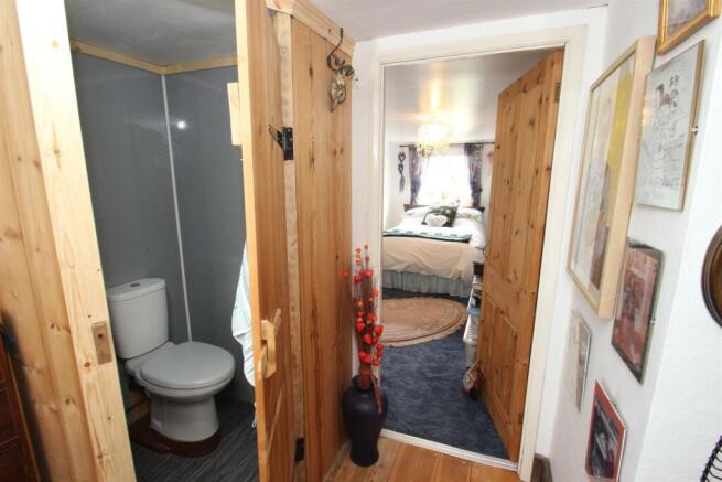 wc and bed2.JPG