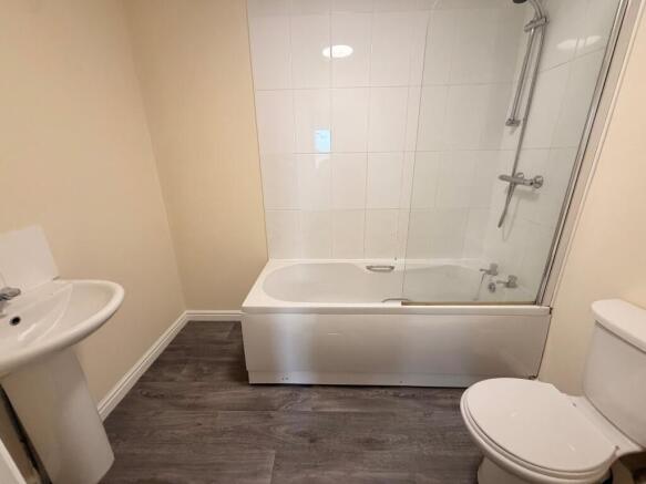 5 bed House to rent Image 9