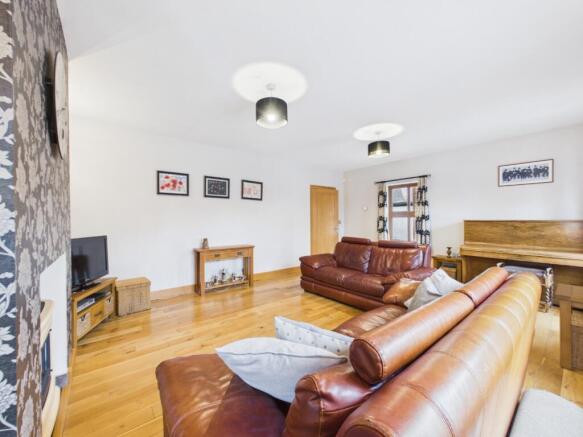 6 bed Detached for sale Image 10