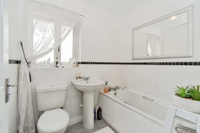 4 bed Detached for sale Image 6