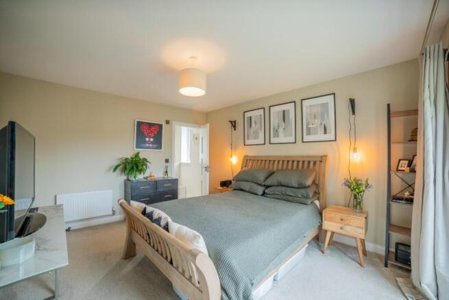 5 bed Detached for sale Image 9