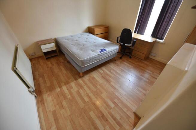 4 bed House to rent Image 5