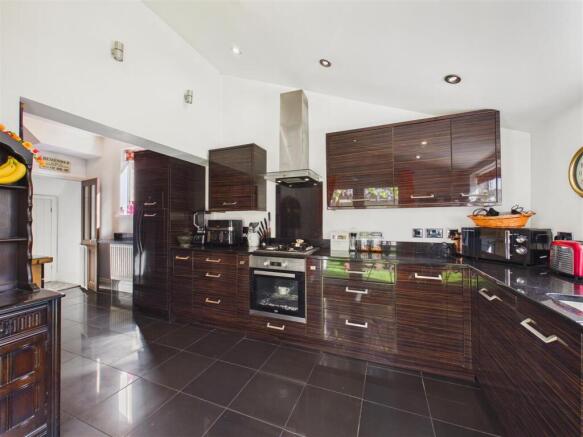 3 bed Semi-Detached for sale Image 8