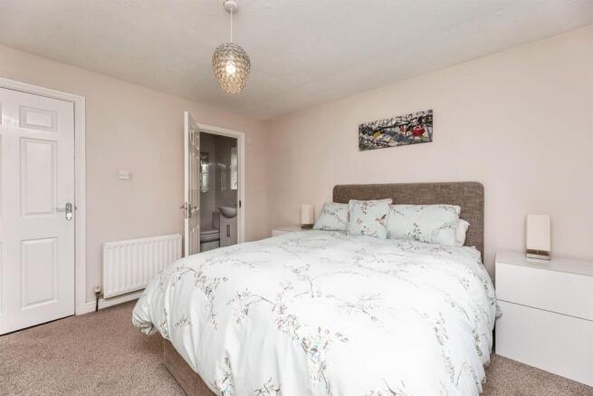 4 bed Detached for sale Image 12