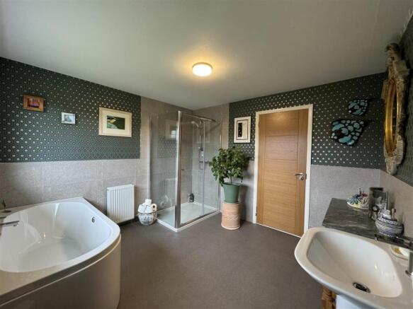 BATHROOM 2.JPG