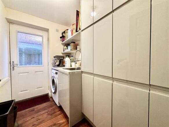 6 bed Detached for sale Image 8