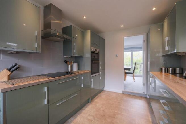 4 bed Detached for sale Image 9