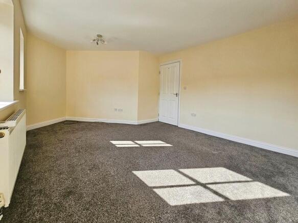 3 bed Apartment to rent Image 8