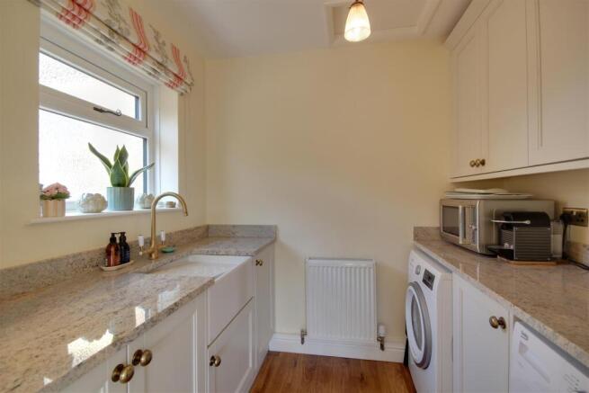 5 bed Detached for sale Image 11