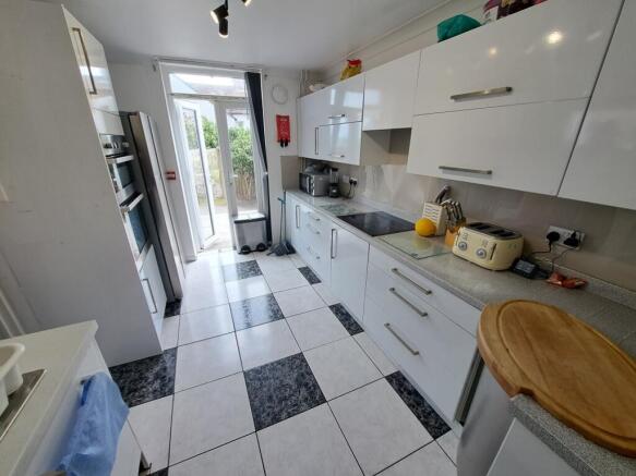 FITTED KITCHEN