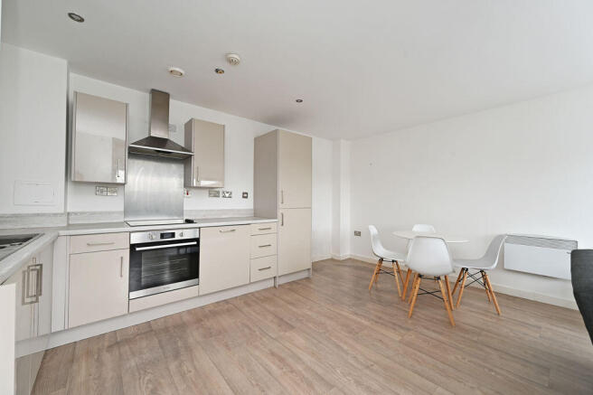 2 bed Apartment to rent Image 5