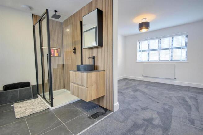 4 bed Detached for sale Image 11