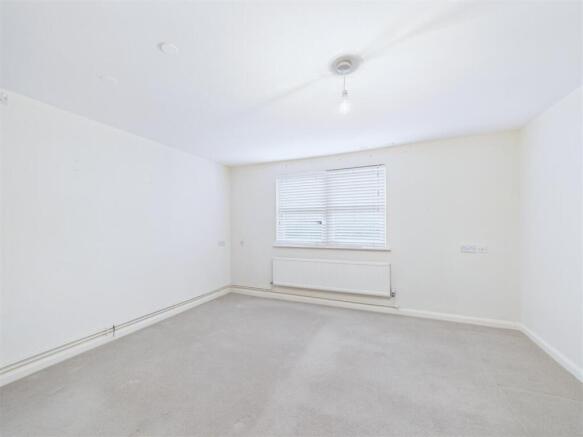 4 bed Detached for sale Image 9