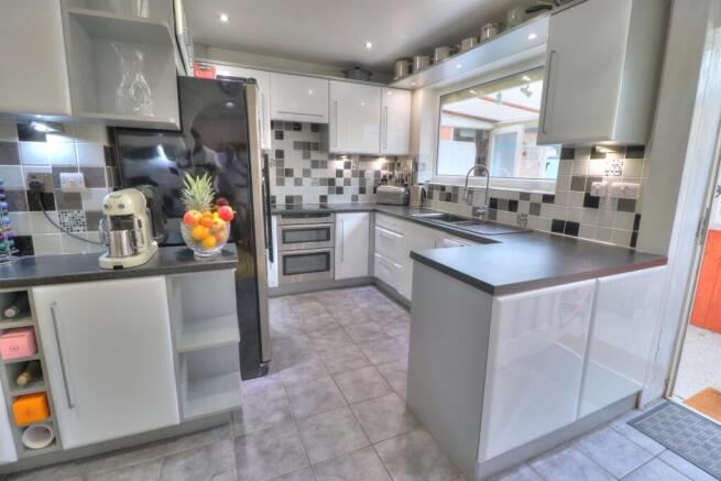4 bed Detached for sale Image 6