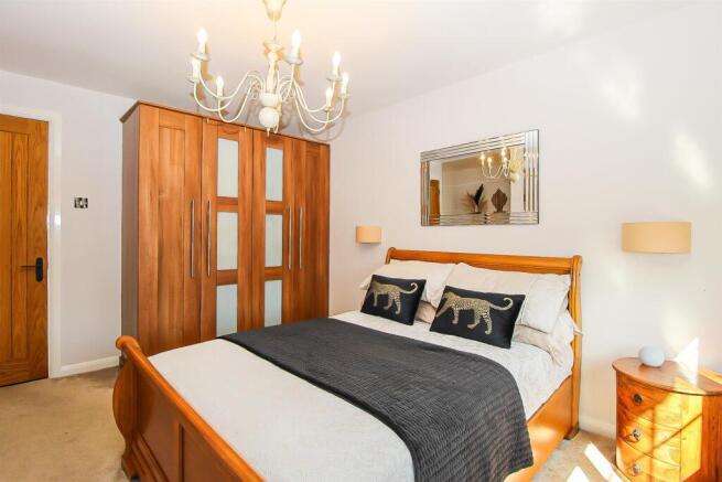 4 bed Detached for sale Image 10