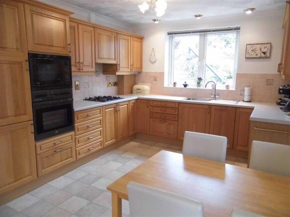 KITCHEN/BREAKFAST