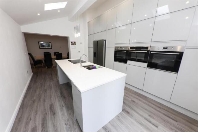 CONTEMPORARY ISLAND KITCHEN