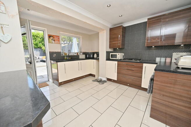 4 bed Detached for sale Image 10