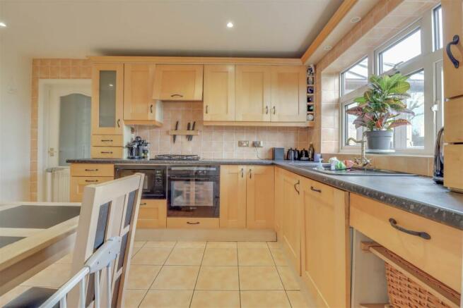 263 SOUTHEND ROAD INSIDE-8.jpg