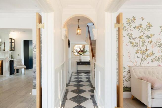 5 bed House for sale Image 11