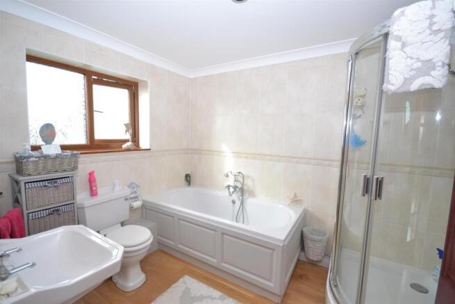 bed 1 ensuite.JPG