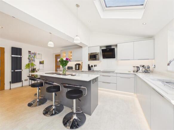 4 bed Detached for sale Image 3