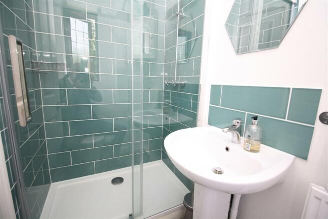 17 Longhedge ensuite.JPG