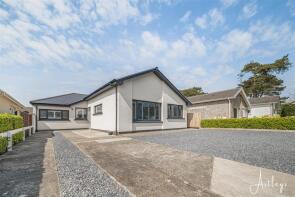 34, Foxhole Drive, Southgate, Swansea SA3 2BZ
