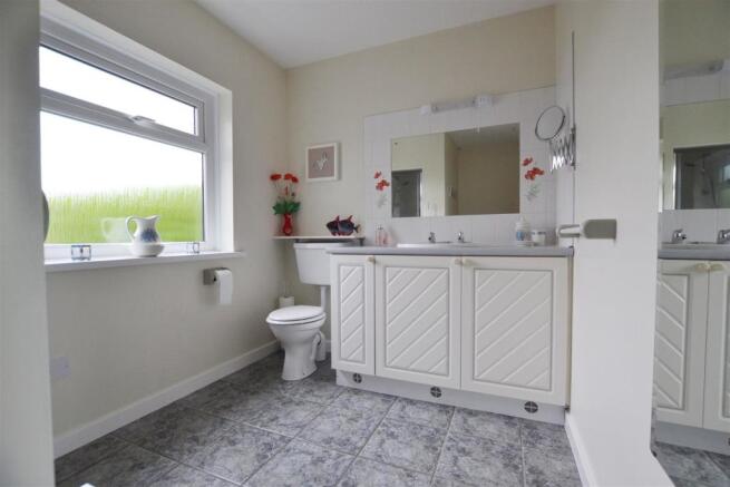 ensuite (1).jpg
