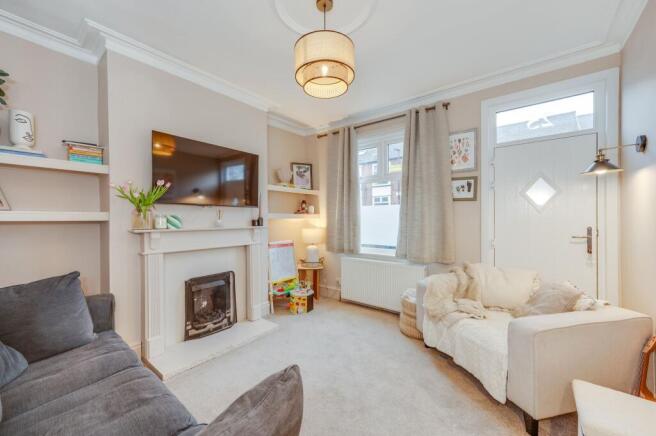 STUNNING FITTED DINING KITCHEN AND LOUNGE