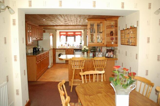KITCHEN/DINING ROOM