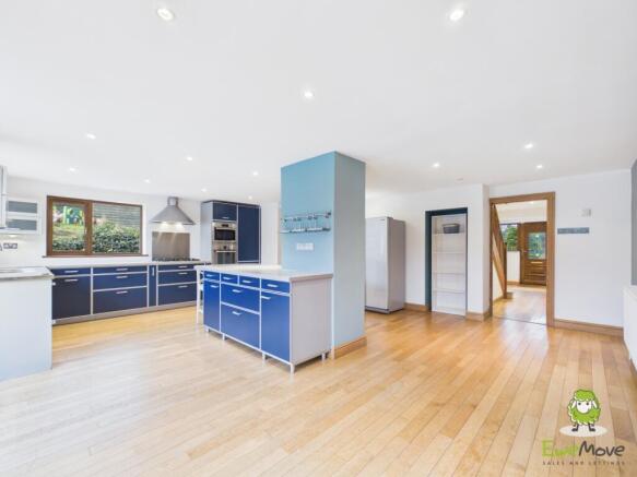 EweMove Basingstoke Wokefield Row Kitchen