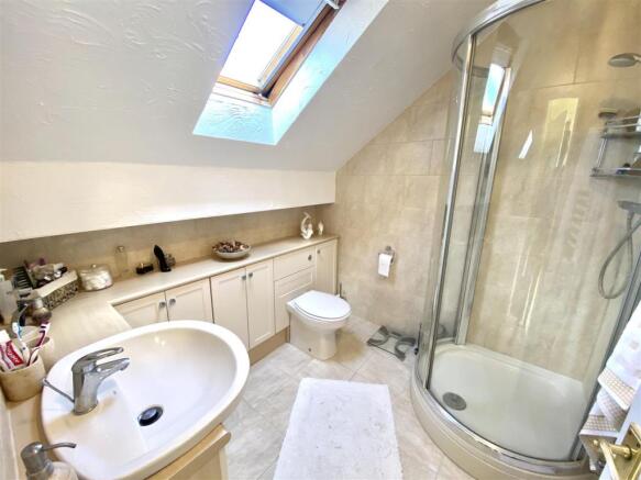 EN-SUITE SHOWER ROOM