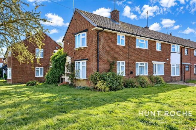 1-bed flat on Wood Farm Close, Leigh-on-Sea, Essex, SS9, £200,000