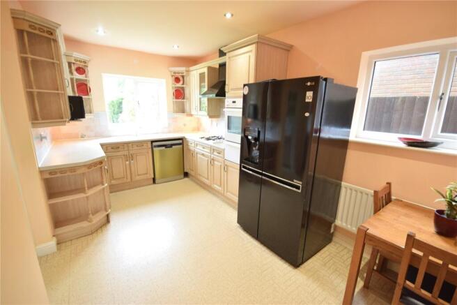4 bed Detached to rent Image 4