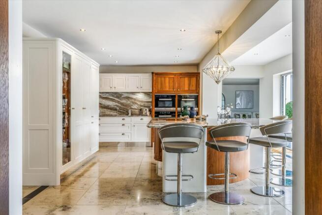 4 bed Detached for sale Image 8
