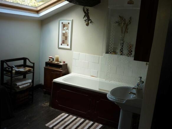 Spacious Bathroom/WC