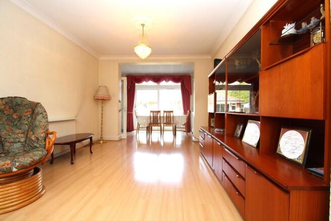 25 fairmead livin...