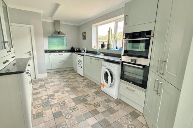 Parsonage Barn Lane, Ringwood, BH24 1PS photo 4
