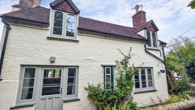 Three Bedroom Detached Country Cottage in Brosele
