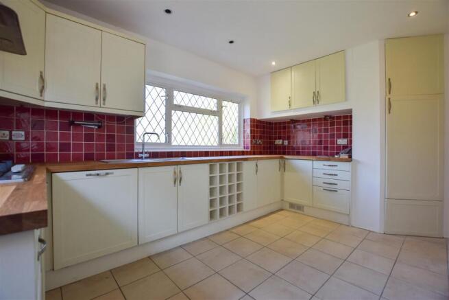 Kitchen 2.jpg