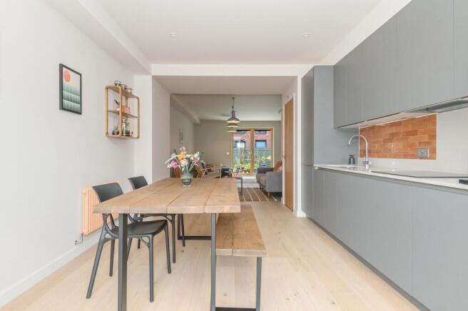 3 bed Town House for sale Image 9