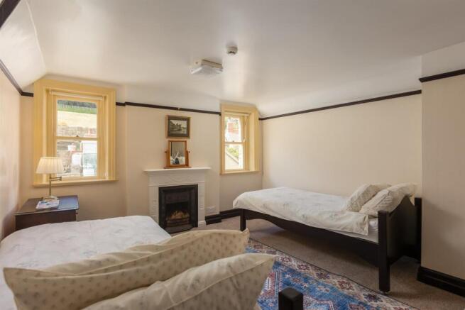 6 bed House for sale Image 12