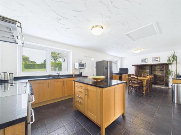 4 bed House for sale Image 5