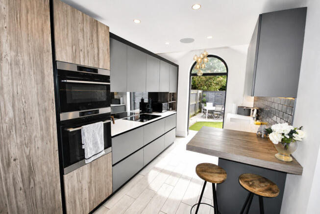 5 bed Detached for sale Image 8
